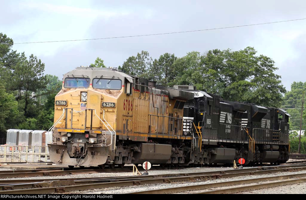 UP 6786 sits with a couple of NS units in Glenwood Yard